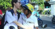 Phụ huynh ôm con động viên trước kỳ thi tốt nghiệp THPT