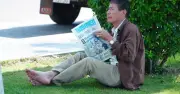 Phụ huynh Quy Nhơn kiên nhẫn chờ con thi tốt nghiệp THPT dưới nắng nóng