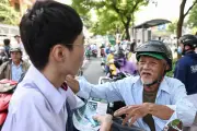 Phụ huynh, thí sinh TPHCM phấn khởi sau môn thi đầu tiên kỳ thi THPT 2026