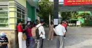 Phụ huynh thấp thỏm, hồi hộp bên ngoài cổng trường trong kỳ thi tốt nghiệp