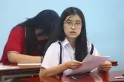 Phụ huynh thấp thỏm trước cổng trường khi con bước vào kỳ thi lớp 10 ở TPHCM