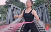 Phụ nữ lắc vòng trên đường ray tàu hỏa ở Lạng Sơn bị phạt 400.000 đồng