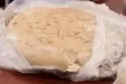Phụ nữ Ninh Bình dùng hàn the làm bánh đúc bán cho khách