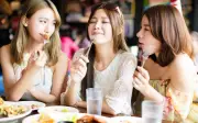 Phụ nữ từng sống thiếu thốn thường có 2 thói quen này khi ăn uống
