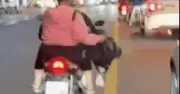 Phụ nữ xả vàng mã 'xả xui' xuống đường bị CSGT xử phạt nặng