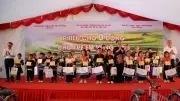 Phiên chợ 0 đồng cho 600 trẻ em vùng biên Lào Cai
