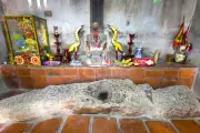 Phiên đá đầu lõm: Chuyện người phụ nữ đập đầu kêu oan cho chồng