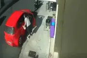 Phản xạ thần tốc của người mẹ Hy Lạp cứu con gái khỏi tai nạn Mercedes