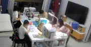 Phòng khách biến thành văn phòng lúc 8h tối gây tranh cãi