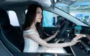 Phương Oanh tậu xe hơi mới sau khi sinh con