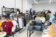 Phát hiện hai cơ sở bán quần áo giả nhãn hiệu Lacoste, Adidas tại Hưng Yên