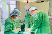 Phát hiện khối u chứa tóc và da trong buồng trứng bé gái 14 tuổi