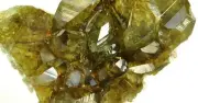 Phát hiện ngọc hồng lựu xanh trong thiên thạch Sao Hỏa gây bất ngờ
