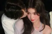 Phát hiện ảnh cũ của chồng, tôi sững sờ trước sự thật về bạn gái cũ