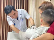 Phẫu thuật cấp cứu nối liền bàn tay gần như đứt rời cho trẻ 22 tháng tuổi
