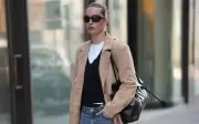 Quần jeans ống rộng lên xu hướng: kết hợp áo khoác nào đẹp nhất?