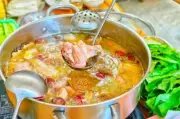 Quán lẩu gà từng 'van xin khách đừng tới' giờ vắng tanh, khách giảm 10 lần