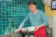 Quán phở gà Tiến 3 lần đạt Michelin, khách Tây khen ngon nhất Hà Nội