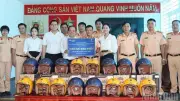 Quảng Ngãi: Trao tặng 2.000 mũ bảo hiểm đạt chuẩn cho người dân