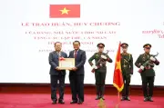 Quảng Ninh nhận Huân chương Lao động hạng Nhất của Lào