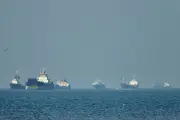 Rộ tin Mỹ bí mật dẫn tàu qua eo biển Hormuz