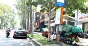 Rác bủa vây nhà chờ xe buýt tại TP.HCM, người dân bức xúc