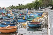 Rác thải trôi dạt gây ô nhiễm nghiêm trọng sông Cà Ty ở Phan Thiết