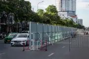 Rào chắn cố định 500m đường Văn Cao để thi công ga Metro Quần Ngựa