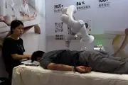 Robot Trung Quốc chăm sóc người già: Giải pháp mới cho dân số già