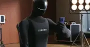 Robot Xiaomi tự cầm điện thoại chụp ảnh trên sân khấu ra mắt 17T Pro