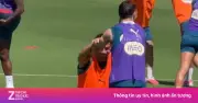 Ronaldo quỳ gối tập cùng đồng đội, clip đạt 3 triệu lượt xem