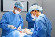 Rong kinh kéo dài tưởng tuổi già, người phụ nữ suýt mất mạng vì hai khối u lớn