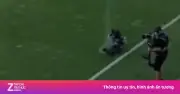 Sự cố hy hữu: Camera rơi xuống sân trong trận Hungary vs Kazakhstan