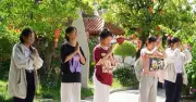 Sĩ tử đổ về chùa Long Khánh cầu an trước kỳ thi tốt nghiệp THPT