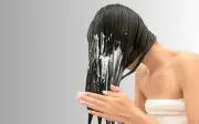 Sai lầm khi gội đầu khiến tóc ngày càng yếu và bết