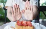 Sau 6 giờ tối, người trên 50 tuổi không nên ăn gì để sống thọ?