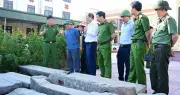 Sau phá án trộm đá cổ, Đại tá Bùi Trung Thành trực tiếp trao trả hiện vật