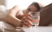 Sau tuổi 55 uống nước buổi sáng thế nào để giảm nguy cơ đột quỵ? 4 lưu ý nhiều người bỏ qua