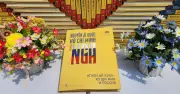 Sách song ngữ về Chủ tịch Hồ Chí Minh với 200 hình ảnh tư liệu quý
