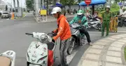 Shipper đeo tai nghe Google Maps có thể bị phạt tới 1 triệu đồng