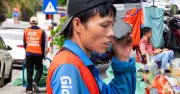 Shipper Hà Nội kể áp lực nghề: Bom hàng, chờ khách giữa nắng 40 độ C