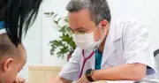 Sởi lây 1-18 người: Nhiều phụ huynh chủ quan tiêm vắc xin cho trẻ