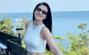 Siêu mẫu Anh Thư khoe vóc dáng gợi cảm ở tuổi 44 tại Tuần lễ thời trang quốc tế