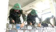 Sớm hoàn thành những ngôi trường mới, màu áo lính trên công trường vùng biển