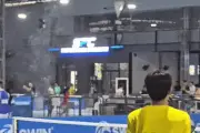 Sân pickleball ở TP.HCM bị dột, nước chảy như thác sau mưa lớn