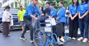 Sáng cuối kỳ thi THPT 2026: Phụ huynh ôm chặt con, nữ sinh ngồi xe lăn vượt khó