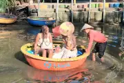 Sông nước 'Miền Tây thu nhỏ' cạn trơ đáy, người chèo thúng giảm thu nhập