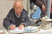Sống với nghề viết thuê hơn 100.000 lá thư suốt 59 năm