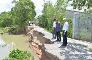 Sạt lở nuốt chửng đường đi, đe dọa nhà dân ở Đồng Tháp