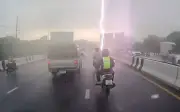 Sét đánh trúng người đi xe máy trên cầu ở Bangkok, Thái Lan